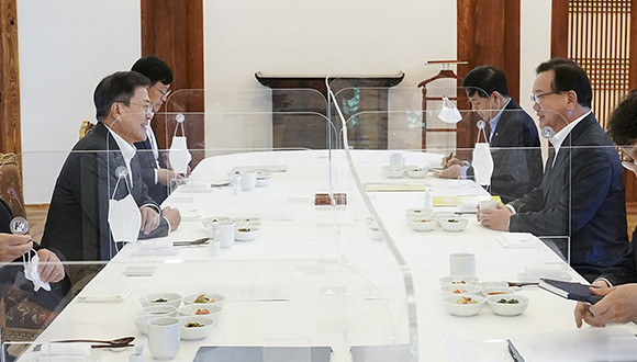 문 대통령은 17일 김부겸 국무총리와 첫 주례회동을 갖고 향후 국정 운영 방안에 대해 논의했다. ⓒ 청와대