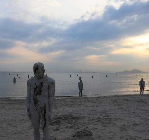 다대포해수욕장에서 열린 2019 바다미술제 출품작 이승수 '어디로 가야하는가'. ⓒ 부산비엔날레 홈페이지