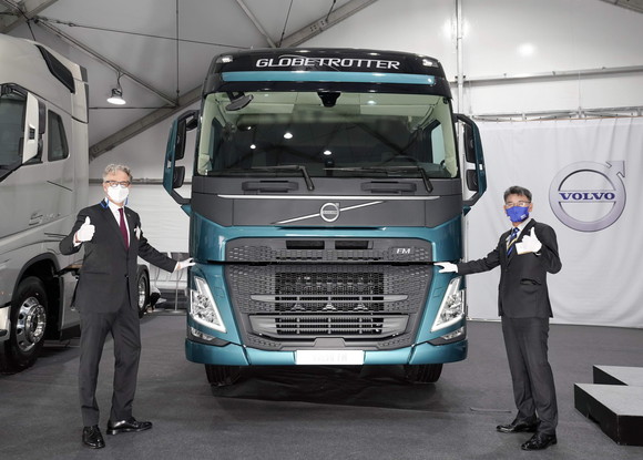박강석 볼보트럭코리아 사장(오른쪽)과 야콥 할그렌 주한스웨덴대사가 기념사진을 촬영하고 있는 모습. ⓒ 볼보트럭코리아