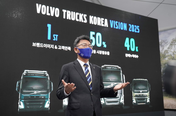 2021 신차 출시 미디어 간담회에서 박강석 볼보트럭코리아 사장이 발표를 진행하고 있는 모습. ⓒ 볼보트럭코리아