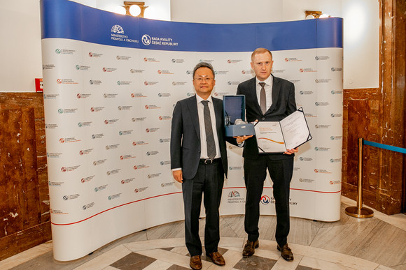 왼쪽부터 백철승 현대차 체코생산법인장, 마틴 클리츠닉(Martin Klicnik) 체코생산법인 품질부실장. ⓒ 현대자동차