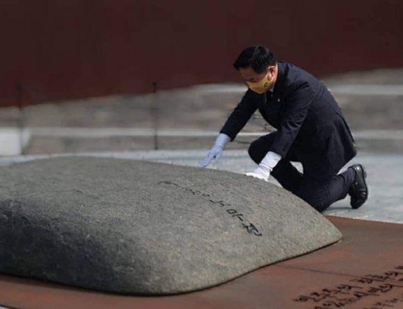 김두관 의원이 김해 봉하마을 고 노무현 전 대통령 묘소를 참배하고 있다. ⓒ 김두관 의원실