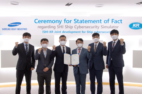 SoF 수여식 현장모습. 김대헌 KR 연구본부장(사진 좌측 3번째)과 이동연 삼성중공업 조선해양연구소장(사진 좌측 4번째). ⓒ 한국선급