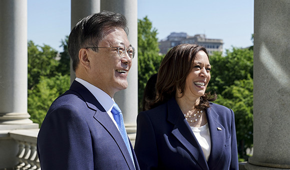 이번 접견은 해리스 부통령 취임 이후 첫 번째 만남이었음에도 편안한 분위기 속에서 이뤄졌으며, 접견 시작 전 백악관 옆 아이젠하워 행정동 발코니에서 1:1 환담 진행하기도 했다. ⓒ 연합뉴스