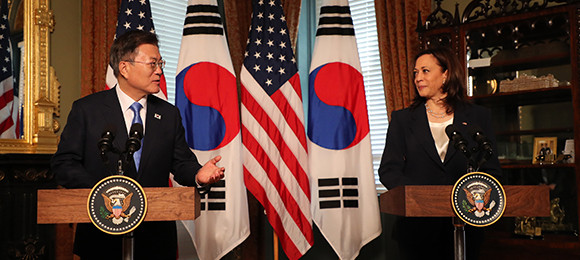 문 대통령과 해리스 부통령은 코로나19 위기에도 불구하고 한미 양국이 긴밀히 협력해 왔음을 평가하고, 위기 극복을 위해 백신 관련 협력을 지속해 나가기로 했다. ⓒ 연합뉴스