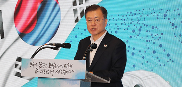 문 대통령은 "내연차에서 전기차로의 시장 전환이 급속히 진행되는 가운데 조지아의 산업 구조 전환도 불가피한 상황"이라며 "SK이노베이션의 전기차 배터리 공장 설립은 이런 변화를 이끄는 원동력으로 작용하면서 인근 완성차업체의 전기차 생산기반 역할을 하게 될 것"이라고 기대했다. ⓒ 연합뉴스