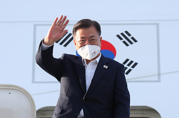 방미 일정을 마치고 돌아오는 문 대통령은 이번 미국 방문을 최고의 순방이면서 최고의 회담이었다고 평가했다. ⓒ 연합뉴스