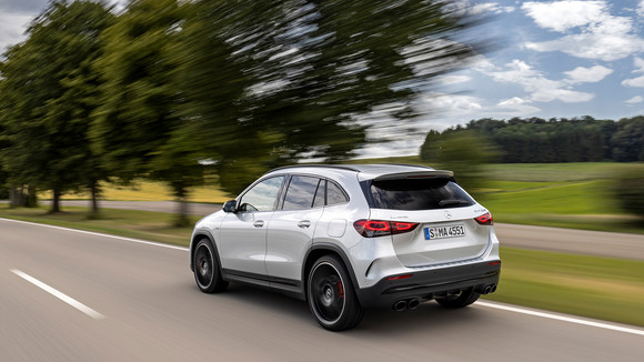 더 뉴 메르세데스-AMG GLA 45 4MATIC+는 다이내믹 고성능 SUV라는 정체성을 부각시키는 외관 디자인을 완성했다. ⓒ 메르세데스-벤츠 코리아