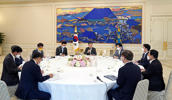 문 대통령은 26일 청와대에서 정당 대표 초청 대화를 갖고, 한미 정상회담 결과 및 성과에 대해 알리고 국회의 협력을 당부했다. ⓒ 연합뉴스
