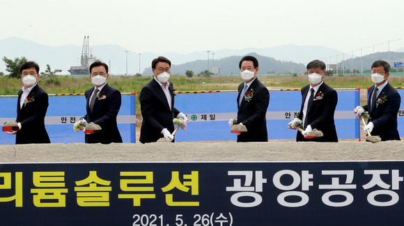 (왼쪽부터) 포스코케미칼 민경준 사장, 포스코 정창화 신성장부문장, 포스코건설 김민철 플랜트사업본부장, LG에너지솔루션 김명환 사장, 포스코 최정우 회장, 전남도지사 김영록, 국회의원 서동용, 광양만권경제자유구역청장 김갑섭, 광양부시장 김경호 , RIST 유성 원장. ⓒ 포스코