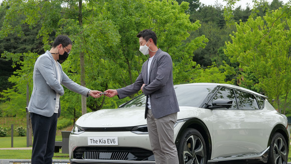 기아가 전기차 고객들의 충전 편의성을 강화하기 위해 픽업 충전 시범 서비스를 론칭했다. ⓒ 기아