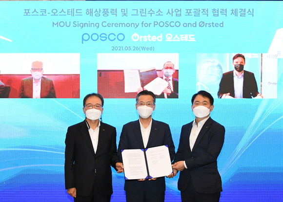 (상단 왼쪽부터)매즈 니퍼 오스테드 회장, 마틴 뉴버트 오스테드 부사장, 마티아스 바우센바인 오스테드 아시아태평양 대표와 (하단 왼쪽부터)최승호 포스코건설 인프라사업본부장, 전중선 포스코 전략기획본부장, 조주익 수소사업실장이 MOU 체결 후 기념촬영을 하는 모습. ⓒ 포스코