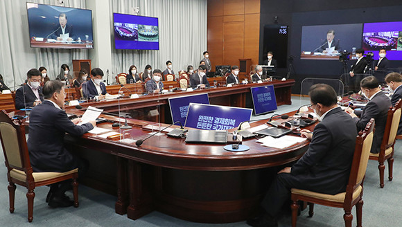 지난해 이어 올해도 코로나 상황 속에서 국가재정전략회의를 열었다. 이날 회의에는 △국민경제자문위원회 △정책기획위원회 △저출산고령사회위원회 △일자리위원회 △4차산업혁명위원회와 윤호중 민주당 원내대표 등을 비롯한 여러 관계자가 참석했다. ⓒ 연합뉴스