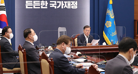 문재인 대통령은 27일 오후 청와대에서 열린 국가재정전략회의를 주재했다. ⓒ 연합뉴스