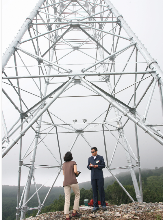기장군청 공무원이 오 군수에게 업무 결제를 받기 위해 송전탑을 찾는 모습. ⓒ 기장군