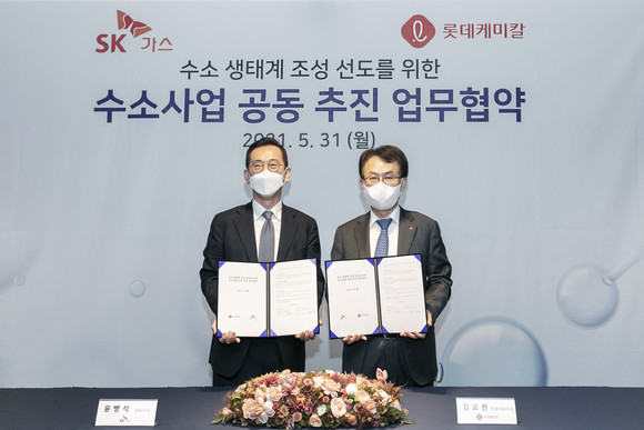 김교현 롯데 화학BU장(오른쪽)과 윤병석 SK가스 대표가 31일 판교 SK가스 사옥에서 업무협약을 체결 후 기념사진을 촬영하고 있다. ⓒ 롯데케미칼