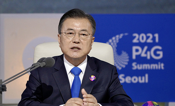 지난 30일부터 31일까지 서울에서 개최된 P4G 정상회의에서 문 대통령은 우리나라는 기후변화 대응과 새로운 성장의 기회로서 녹색회복 패러다임 확산에 기여할 것이라고 밝혔다. ⓒ 청와대