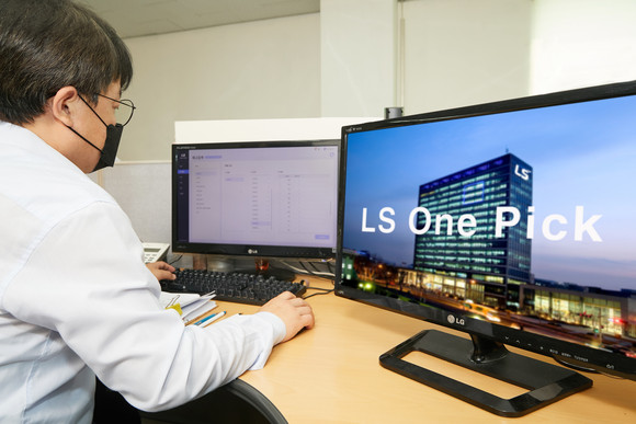 케이블 유통점 직원이 LS 원픽을 통해 사무실에서 재고 상황을 확인하고 있다. ⓒ LS전선