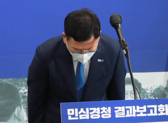 송영길 더불어민주당 대표가 2일 국회 당대표회의실에서 열린 '민주당 국민소통·민심경청 프로젝트 대국민 보고'에 입장하며 인사하고 있다. ⓒ 연합뉴스