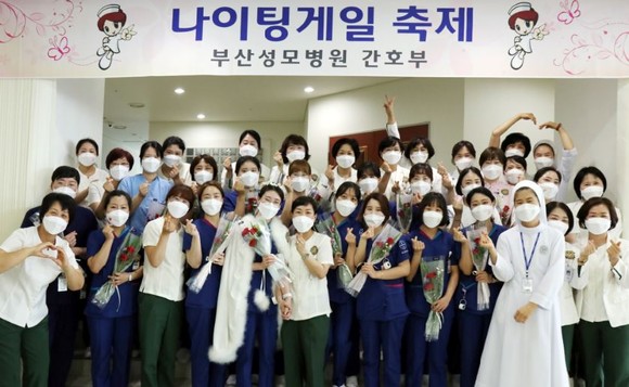 나이팅게일 행사 및 우수간호사 시상식 이후 관계자들이 기념촬영을 하고 있다. ⓒ 부산성모병원