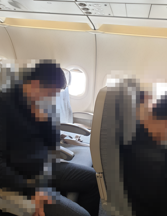 지난 3월29일 에어서울 김포발 10시20분 비행기에 나 전 의원 일행이 사용했다가 다른 곳으로 자리를 이동하면서 비게 된 '31열 A.B 좌석'. ⓒ 프라임경제