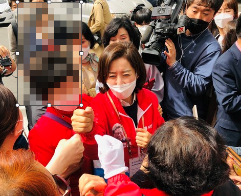 지난 3월29일 부산 해운대구 반여동에서 진행된 국민의힘 부산시장후보 유세장에서 나 전 의원이 시민들의 환호에 주먹인사로 화답하고 있다. ⓒ 프라임경제.