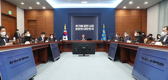 문 대통령은 "방역에서 보여준 우리의 창의성과 IT 기술은 최소잔여형 주사기, 잔여 백신 앱 등 백신 접종에서도 유감없이 발휘되고 있다"며 "이런 장점을 충분히 살려 나간다면 K-방역 성공에 이어 백신 접종 성공도 이뤄낼 수 있을 것"이라고 말했다. ⓒ 연합뉴스