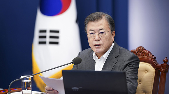 문재인 대통령은 지난달 3일 제2차 코로나19 대응 특별방역점검회의 개최 한달여 만인 7일 안전하고 편안한 여름휴가를 보내기 위해 제3차 코로나19 특별방역점검회의를 주재했다. ⓒ 청와대
