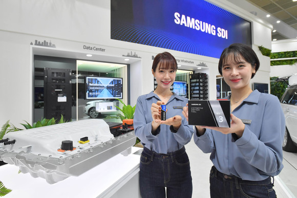 지난해 인터배터리2020 삼성SDI 부스에서 모델들이 제품을 선보이고 있다. ⓒ 삼성SDI