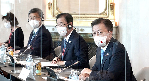 문 대통령은 쿠르츠 총리와 회담 후 높은 창문과 반대편 벽의 크리스털 거울, 천장화와 로코코 양식의 인테리어가 일품인 쇤브룬궁 1층 '그로세 갈레리에'에서 오찬을 가졌다. ⓒ 청와대