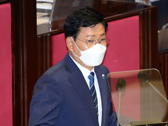 송영길 더불어민주당 대표가 16일 오전 서울 여의도 국회 본회의장에서 열린 제388회국회(임시회) 제1차 본회의에서 국정에 관한 교섭단체 대표연설을 하고 있다. ⓒ 연합뉴스