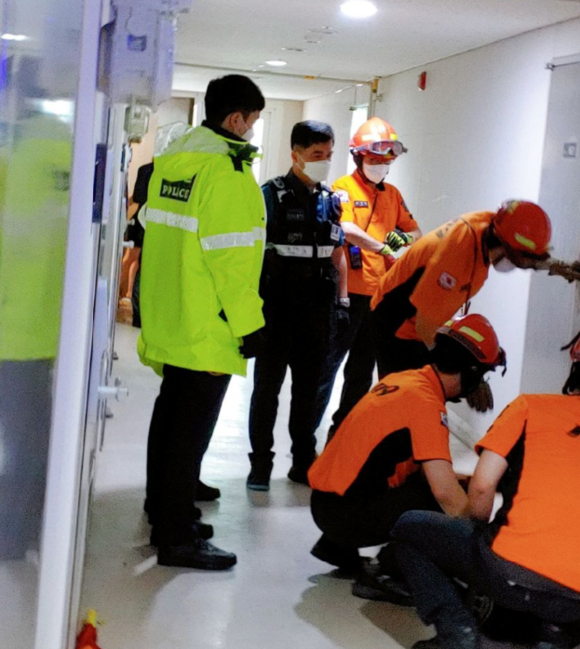경찰과 119 소방대원들이 A 씨가 18일 간 감금된 부산 남구에 위치한 한 오피스텔 현관문을 강제로 열고 있다. ⓒ 제보자