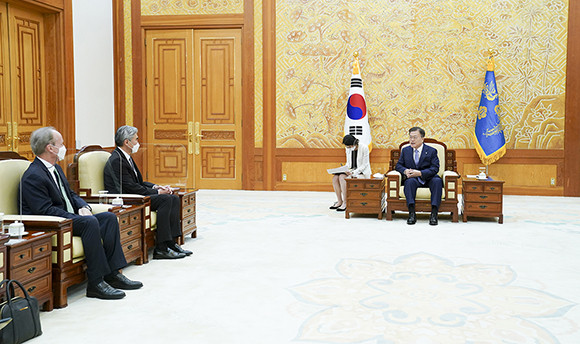 문 대통령은 지난 23일 한국을 방한한 성 김 미국 대북특별대표를 비롯한 로버트 랩슨 주한미국 대사대리, 정 박 대북특별부대표 등을 만나 남북관계 및 북미관계에 대해 의견을 나눴다. ⓒ 청와대