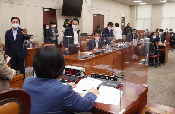 박완수 국민의힘 간사(왼쪽 두번째)와 김도읍 의원 등이 23일 서울 여의도 국회에서 열린 행정안전위원회 전체회의에서 서영교 위원장이 대체공휴일법 관련 법안을 의결하려 하자 반대하며 퇴장하고 있다. ⓒ 연합뉴스