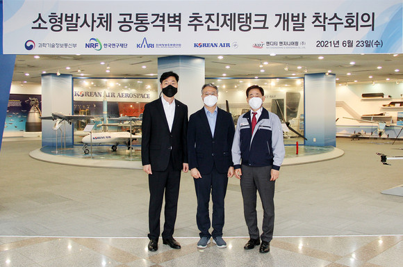 (왼쪽부터)공병호 대한항공 항공기술연구원장, 박재성 한국항공우주연구원 미래발사체연구단장, 한현우 엔디티엔지니어링 대표이사. ⓒ 대한항공