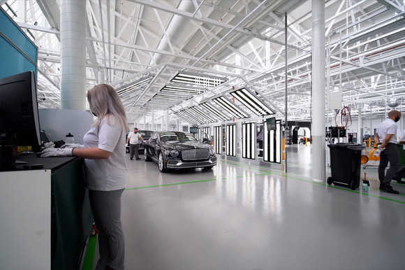 액셀런스 센터에는 가장 숙련된 장인들이 선별돼 배치, 해당 장인들은 모든 벤틀리 차량들의 마무리 작업을 맡게 된다. ⓒ 벤틀리모터스