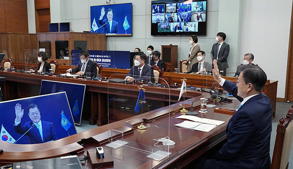 한국과 SICA는 지난 4월22일 코스타리카 산호세에서 개최된 제13차 한-SICA 대화협의체 회의가 한-SICA 간 협력 강화를 위한 추동력을 확보하고 △보건의료 △과학 △기술 △인프라 △녹색경제 △디지털 전환 △환경 △기후변화 등 코로나19 이후의 새로운 협력분야를 발굴하는 데 있어 중요한 역할을 했다는데 공감했다. ⓒ 청와대
