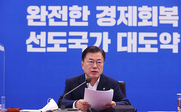 문 대통령은 " 올해 역대 최고의 수출 실적과 함께 연간 성장률이 당초 목표 3.2%를 훌쩍 넘어 4%를 초과할 것이란 기대도 할 수 있게 됐다"고 평가했다. ⓒ 연합뉴스