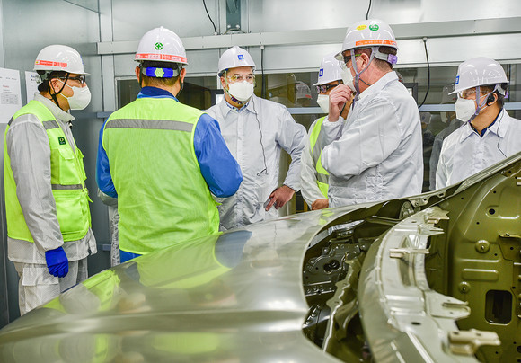 지난 1월 도장공장 신축 현장을 방문해 투자 경과를 점검하고 있는 카허 카젬 한국GM 사장. ⓒ 한국GM