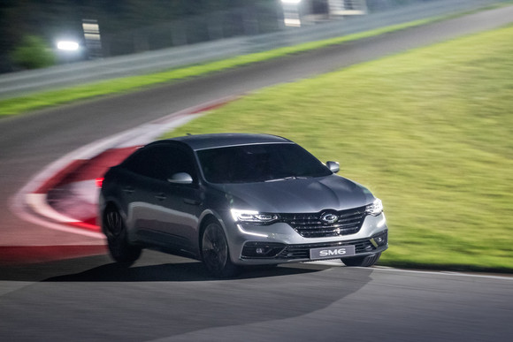 인제스피디움에서 야간 주행 중인 THE NEW SM6. ⓒ 르노삼성자동차