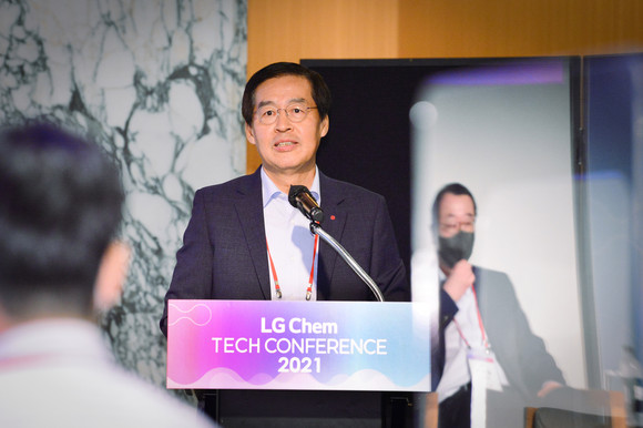 신학철 LG화학 부회장이 국내 R&D 인재 채용 행사인 테크컨퍼런스를 개최하며 환영사를 하고 있다. ⓒ LG화학