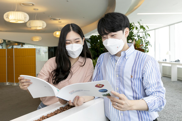롯데케미칼 임직원들이 '2020 지속가능경영보고서’를 살펴보고 있다. ⓒ 롯데케미칼
