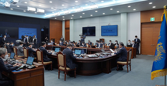 문 대통령은 "코로나 방역에 대한 압박감이 매우 큰 상황 속에서 여름철 재난까지 대비해야 하는 만큼 관계 부처와 지자체, 일선 공무원의 노고가 매우 클 것"이라며 "위로와 격려의 말씀을 전했다. ⓒ 청와대