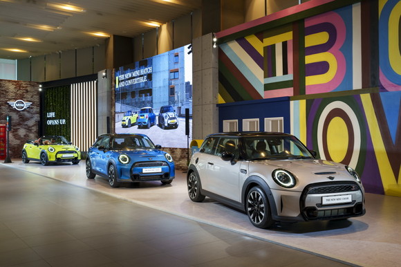 이번에 한국에 출시되는 뉴 MINI 패밀리는 부분변경을 거치며 한층 현대적인 디자인과 강화된 편의사양, 최신 주행 보조 기능을 탑재한 것이 특징이다. ⓒ MINI 코리아