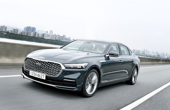 더 뉴 K9은 품격 있고 모던한 디자인을 갖추고 국내 대표 대형 럭셔리 세단으로 거듭났다. ⓒ 기아