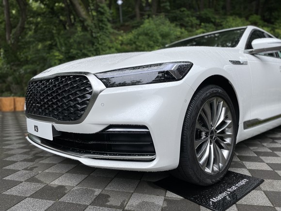 전면에는 빛이 반사되는 듯한 V 형상의 정교한 크롬 패턴이 적용된 라디에이터 그릴과 슬림하게 가로로 확장된 헤드램프를 통해 첨단적인 분위기를 연출했다. = 노병우 기자