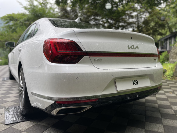 후면은 좌우 수평으로 연결된 리어램프가 인상적이며, 세로형의 램프 그래픽으로 헤드램프의 그래픽과 통일감을 주면서 정교한 느낌을 더했다. = 노병우 기자