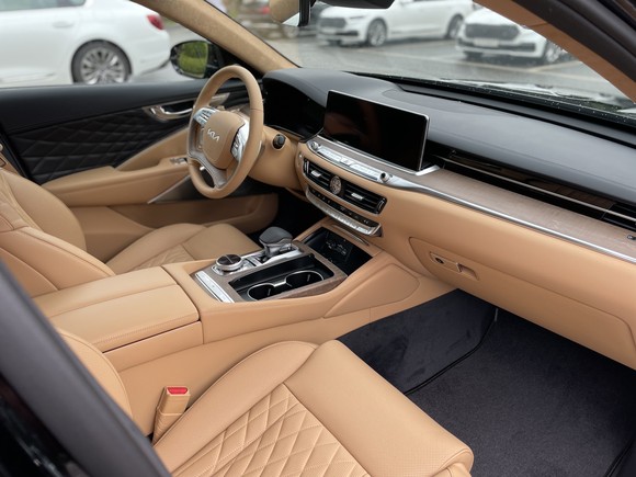 실내는 탑승자의 시선이 편안하게 머무를 수 있는 레이아웃에 섬세한 소재와 첨단사양이 조화를 이뤄 고급스러우면서도 하이테크한 감성을 전달한다. = 노병우 기자