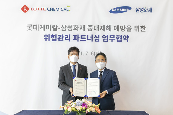 김연섭 롯데케미칼 ESG경영본부장(왼쪽)과 이문화 삼성화재 일반보험본부장이 6일 서울 잠실 롯데월드타워에서 진행된 '중대재해 예방을 위한 위험관리 파트너십' 업무협약을 진행하고 기념촬영을 하고 있다. ⓒ 롯데케미칼