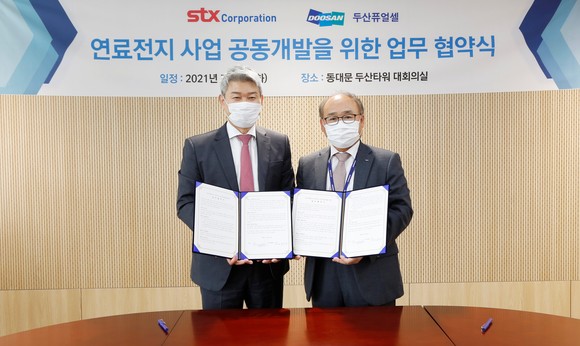 박상준 STX 대표(왼쪽)와 유수경 두산퓨얼셀 대표가 6일 서울 동대문 두산타워에서 연료전지 사업 관련 업무협약을 체결 후 기념사진을 촬영하고 있다. ⓒ STX